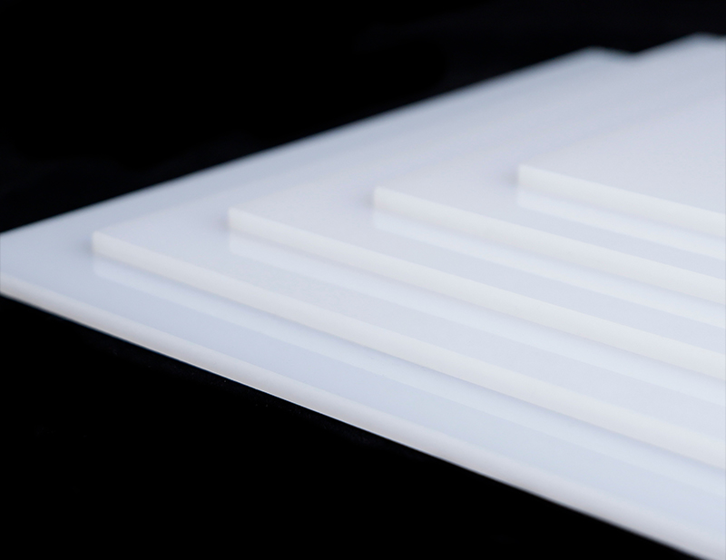 Chồng mẫu tấm acrylic trắng opal trên nền đen