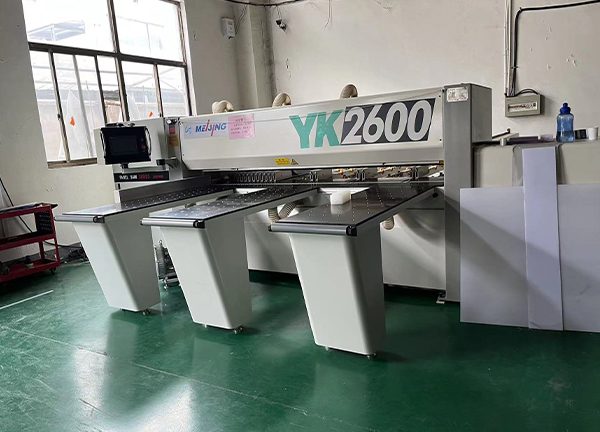 Sheet-cutting gantry machine in the SinoPlastix workshop